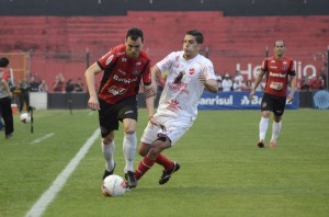 Galiardo foi escolhido para jogar na lateral: tarefa de marcação Foto: Alisson Assumpção/DM  