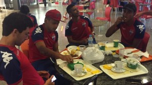 Jogadores do Fortaleza fazem refeição na chegada a Porto Alegre