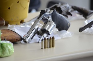 FORAM apreendidas sete armas, drogas e produtos furtados