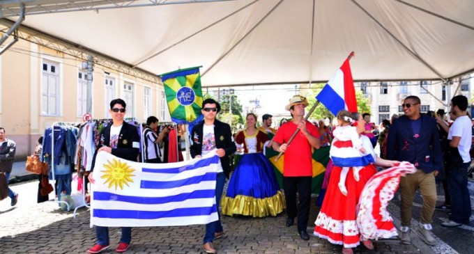 BIENAL : Cortejo leva ritmo ao Largo do Mercado