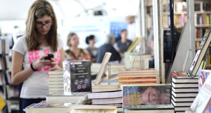 43ª FEIRA DO LIVRO : Evento inicia com bom movimento