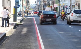 TRÂNSITO : Estacionar na ciclofaixa da Félix da Cunha vai gerar multa a partir desta quinta-feira