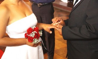 Casamento coletivo oficializa 64 uniões
