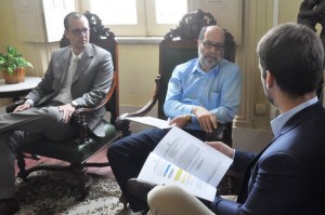 PROMOTORES Rodrigo Brandalise e Paulo Charqueiro debateram o tema com o prefeito Eduardo Leite