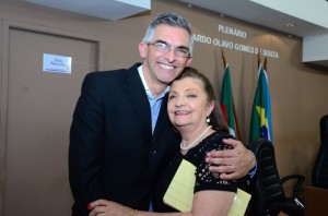 VEREADOR Luiz Henrique Viana e a professora Beatriz Rosselli