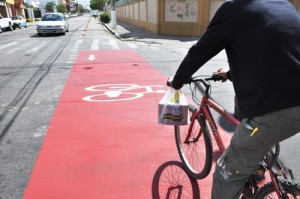 CICLISTAS em sentido contrário aos veículos representam perigos aos pedestres