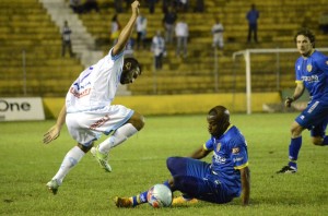 Leo Mineiro (caído) faz acordo para rescindir contrato com o Pelotas Foto: Alisson Assumpção/DM 