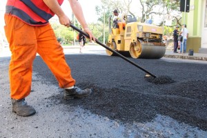 ASFALTO em faixas cobre sinalização