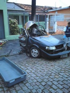 Na madrugada de domingo, veículo colidiu num poste à rua Barão de Santa Tecla. Com o impacto houve explosão e duas vítimas fatais