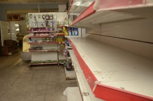 O CENÁRIO desolador das prateleiras e corredores vazios na loja da rua Alm. Barroso