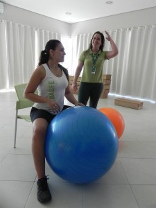 CHRISTIANNE recebe orientações da educadora física Gabriela Marini