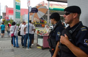 Fiscalização no calçadão central tem o apoio da Guarda para controlar a venda ilegal de produtos por ambulantes.