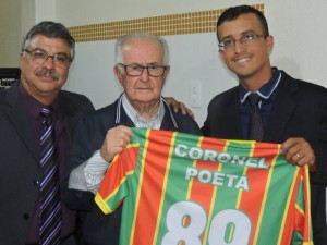 Ewaldo Poeta recebe camisa personalizada pelos seus 89 anos