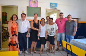 RONALDO Santini e vereador Anderson Garcia com professores do colégio