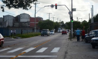 GUABIROBA : Semáforo facilita fluxo de veículos