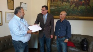 PRESIDENTE do Legislativo (E) recebe de Schenatto cópia de documento protocolado na prefeitura 
