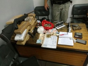 DROGA, arma, dinheiro e anotações sobre o tráfico foram apreendidas