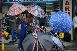 AMBULANTES triplicam as vendas de sombrinhas e guarda-chuvas