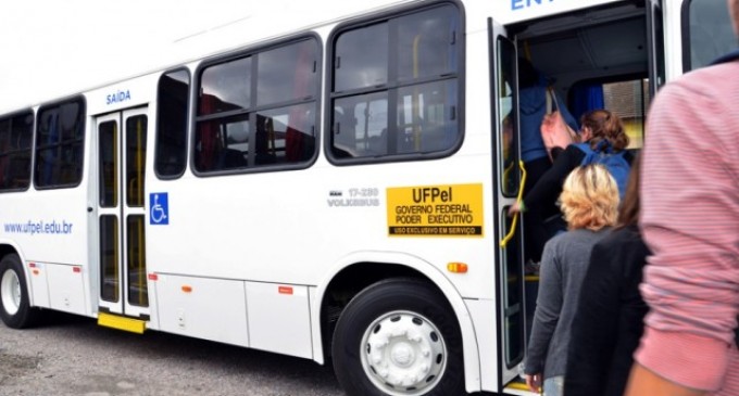 UFPEL :  Transporte de Apoio está parando em frente à Cotada e na Alfândega