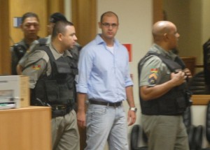 ) RÉU(centro) acusado de  matar Xico