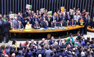 Impeachment de Dilma é aprovado na Câmara, com folga