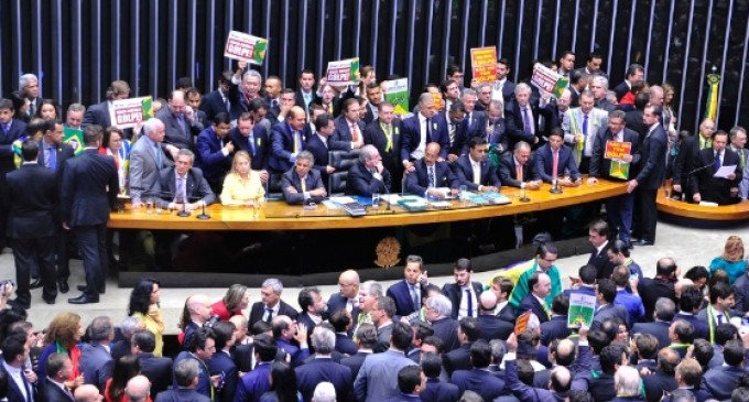 Impeachment de Dilma é aprovado na Câmara, com folga