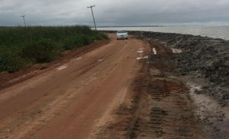 Prefeitura faz dique de contenção na estrada de acesso ao Pontal