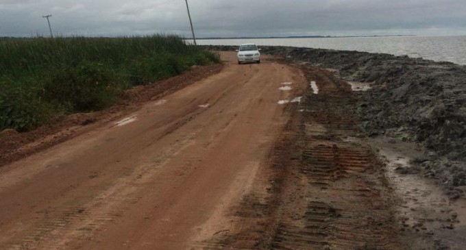 Prefeitura faz dique de contenção na estrada de acesso ao Pontal