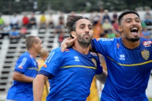 Tiago Duarte comemora com Yuri: atacante marcou o terceiro gol do empate em São Gabriel Foto: Luís Gustavo Amaral/Assessoria ECP 