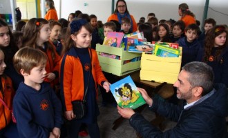 Escola Mario Quintana doa livros de literatura infantil à prefeitura