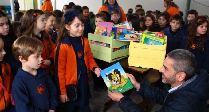 Escola Mario Quintana doa livros de literatura infantil à prefeitura