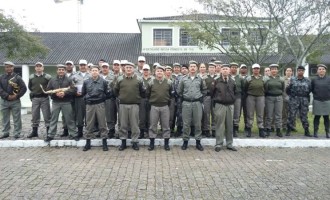 Formatura Geral homenageia policiais militares promovidos