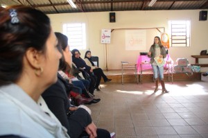 ESCOLA de Mães e Avós é um projeto itinerante