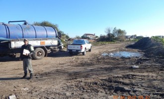 CRIME AMBIENTAL : Caminhão do Sanep libera esgoto de fossas no Fragata