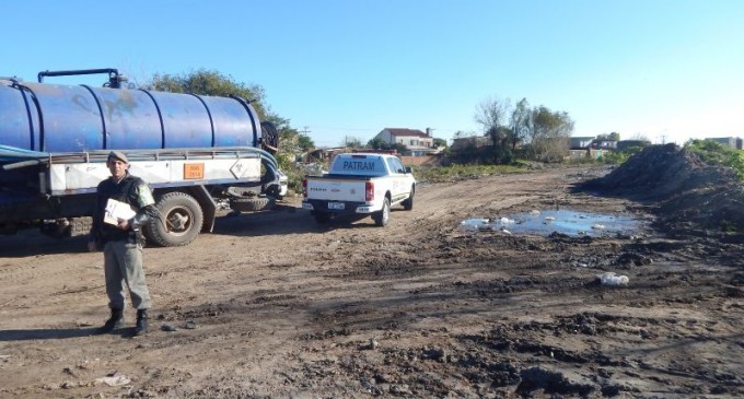CRIME AMBIENTAL : Caminhão do Sanep libera esgoto de fossas no Fragata