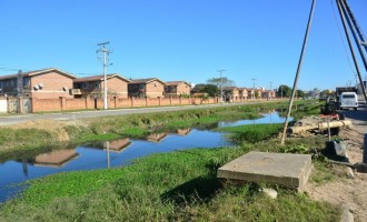 Novo pontilhão para travessia na Av. Bento