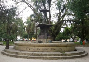 O histórico chafariz no centro da praça não está incluído na contrapartida. Seu restauro caberá à Prefeitura