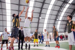 Partida de basquete inaugurou o espaço