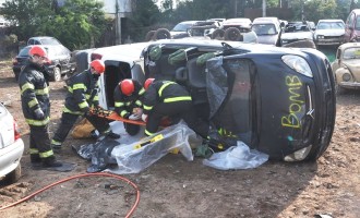 Bombeiros usam sucatas de carros para treinamentos