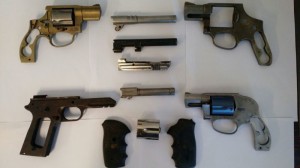 ARMAÇÕES de revólver, empunhadura e canos apreendidos na casa Foto: Divulgação Polícia Civil 