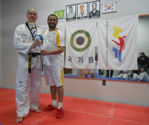 MESTRE Paulo Gularte recebe o Jornalista Hélio Freitag Júnior, condutor do símbolo olímpico  