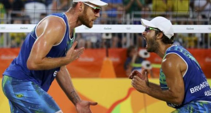 VÔLEI DE PRAIA : Alison e Bruno seguem atrás do ouro