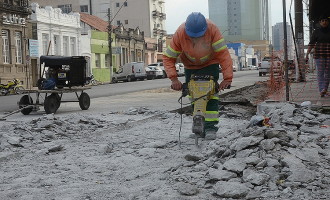 Concreto danificado por motorista na Osório com Dom Pedro está em obras