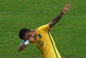 Neymar é protagonista na conquista do ouro, faz gol de falta, bate pênalti decisivo e imita Bolt