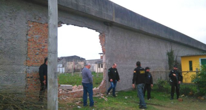 PRESÍDIO : Caminhão arrebenta muro  e seis detentos fogem
