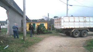 O caminhão, que consta no Sistema de Consultas Integradas como roubado, foi abandonado no local.
