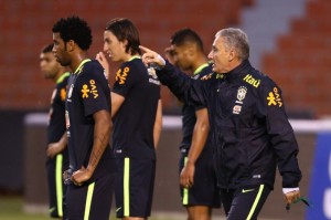 Tite começa a escrever hoje sua história no comando da Seleção Brasileira, que está mal nas Eliminatórias Foto: Lucas Figueiredo/CBF 