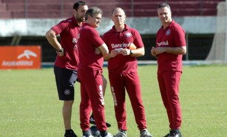 EMPREGADO : Winck acerta com Caxias