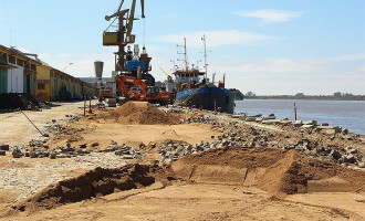 Prefeito e vice-governador visitam obras do Porto de Pelotas