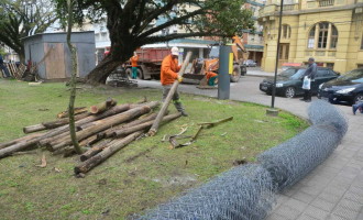 Prefeitura remove telas da praça Coronel Pedro Osório